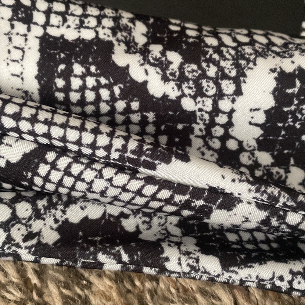 Pretty Little Thing black white snakeskin print bikini bottom 6 - Picture 6 of 7